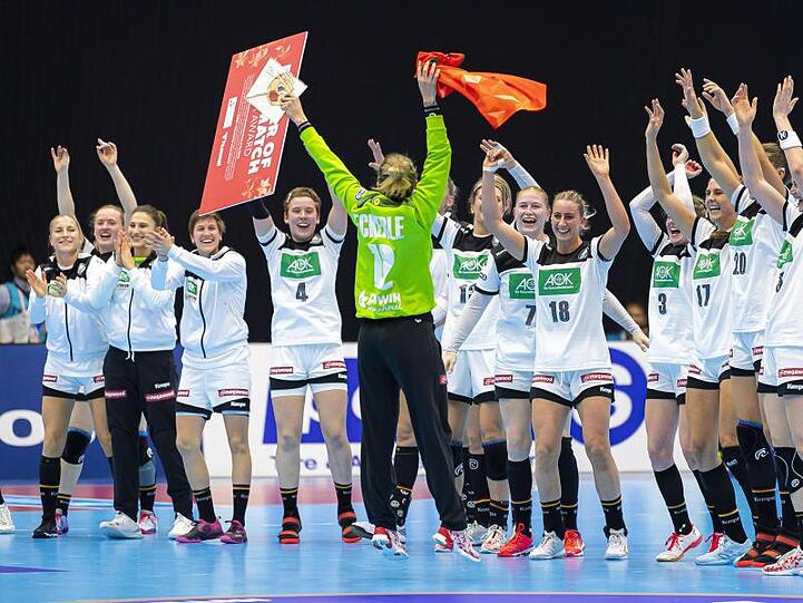 DHB-Torhüterin Dinah Eckerle (M) wurde als beste Spielerin des Spiels ausgezeichnet.