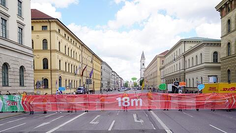 28 Meter breit ist das Transparent. So wie die Ludwigstraße. Nur vier Meter davon sollen die Radfahrer bekommen.
