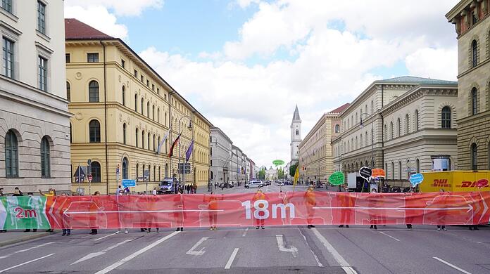 28 Meter breit ist das Transparent. So wie die Ludwigstraße. Nur vier Meter davon sollen die Radfahrer bekommen.
