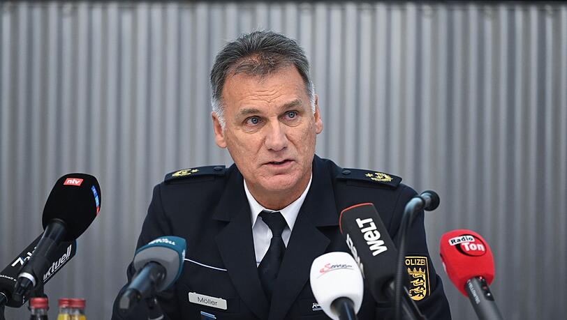 Der Aalener Polizeipräsident Reiner Möller schildert Journalisten die Ermittlungen.