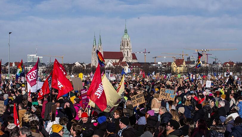 Mindestens eine Viertelmillion Münchnerinnen und Münchner versammelten sich am Samstag zur Großdemo "Demokratie braucht Dich" auf der Theresienwiese.