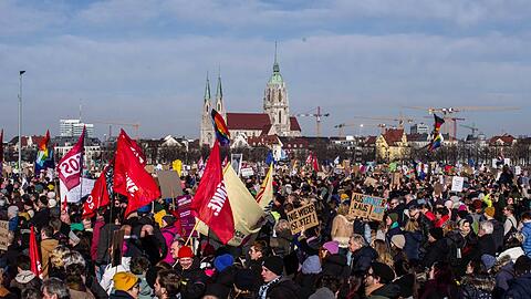 Mindestens eine Viertelmillion Münchnerinnen und Münchner versammelten sich am Samstag zur Großdemo "Demokratie braucht Dich" auf der Theresienwiese.