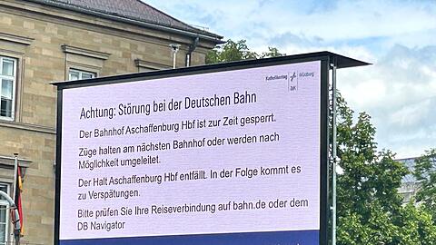 Ein Hinweis macht die Besucher des Katholikentags in W&uuml;rzburg auf die wenig sp&auml;ter aufgehobene Sperrung des Bahnhofs in Aschaffenburg aufmerksam.