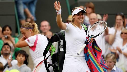 Siegerin Sabine Lisicki (r.) jubelt, Verliererin Kusnetsowa ist gefrustet.