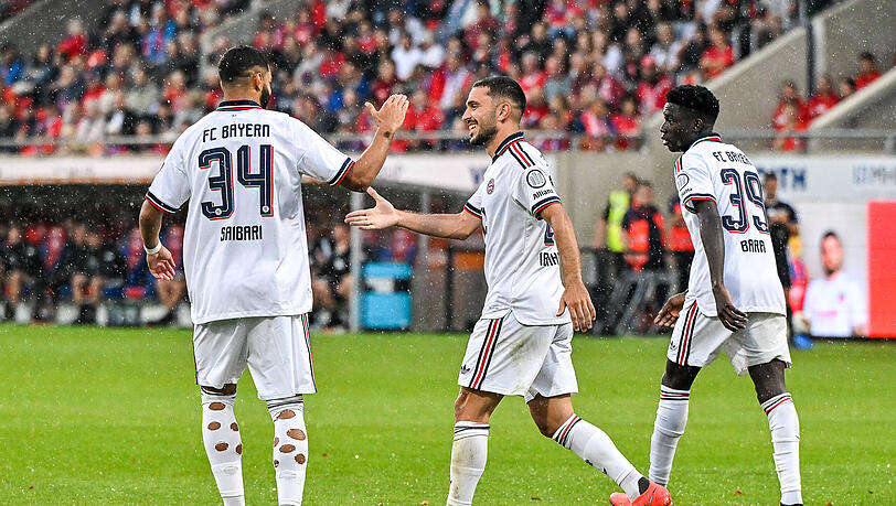 Bayerns Mann mit den L&ouml;chern: Ismael Saibari, hier mit Arijon Ibrahimovic im Testspiel in Heidenheim.