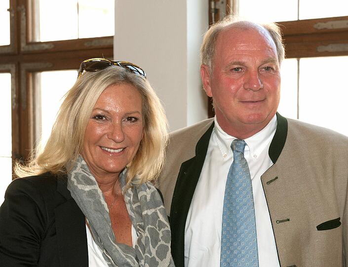Sozialministerin Christine Haderthauer überreicht Uli Hoeneß die bayerische Staatmedaille für soziale Verdienste