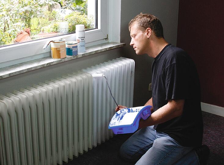 Lackiert wird der Heizkörper an seinem Standort. Nur ein Profi könnte das Gerät auch ausbauen.