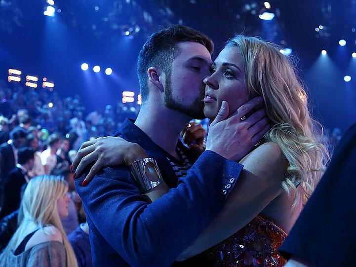 Blick in die Ferne: Kévin Zuber gratuliert seiner Verlobten Aneta Sablik zum "DSDS"-Sieg
