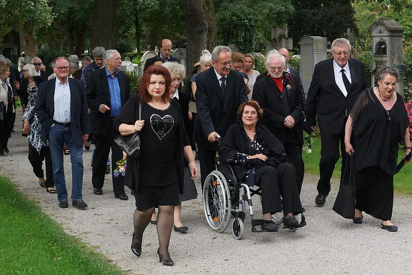 Beerdigung von der Schwabinger Gisela. Die Bilder!