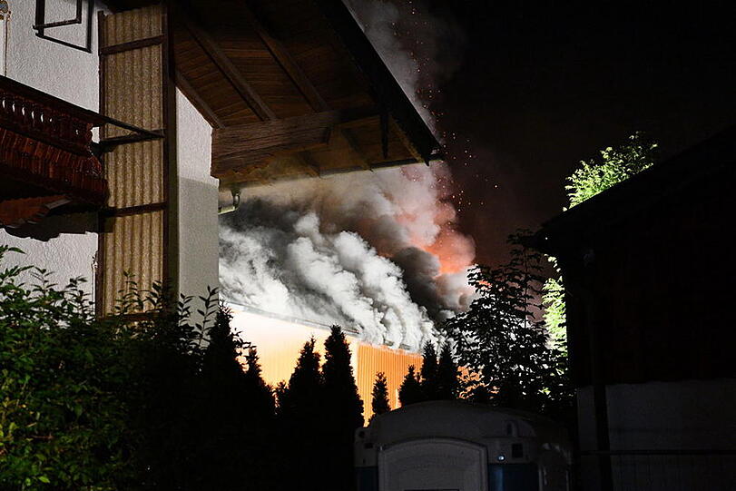 Die Polizei schätzt den entstandenen Sachschaden auf rund 650.000 Euro. Hier die Bilder vom Feuerwehreinsatz in Chieming.