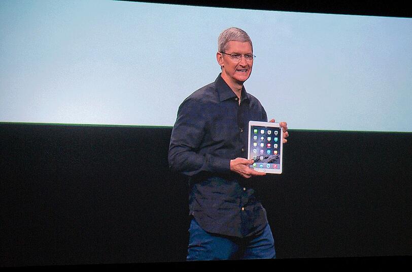 Bei Apple am Kurfürstendamm wird am Donnerstag in Berlin eine neue Generation des iPad-Tablets vorgestellt. Dabei ist Apple-Chef Tim Cook auf einem Bilschirm zu sehen.