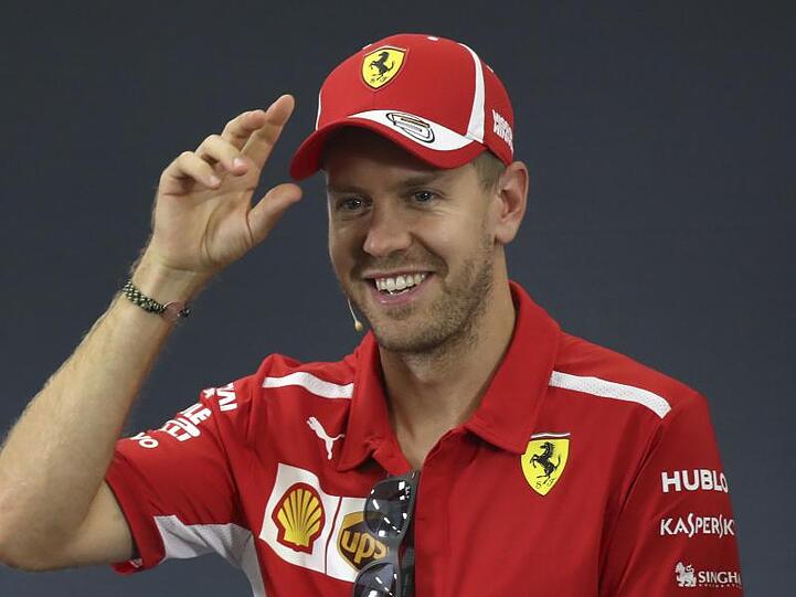 Sebastian Vettel freut sich über den neuen Dienstwagen. Foto (Archiv): Ng Han Guan/AP