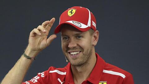 Sebastian Vettel freut sich über den neuen Dienstwagen. Foto (Archiv): Ng Han Guan/AP