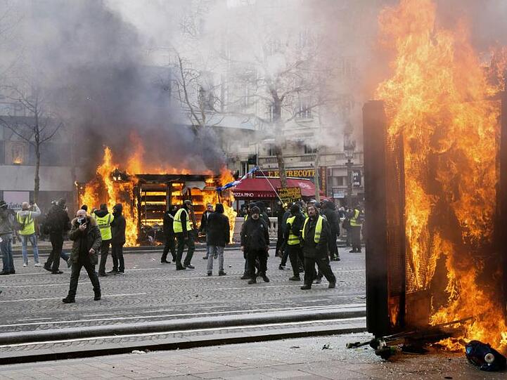 Vor einer Woche waren bei "Gelbwesten"-Demonstrationen rund um den Prachtboulevard Champs-Élysées Läden geplündert, Restaurants demoliert und Autos angezündet worden.
