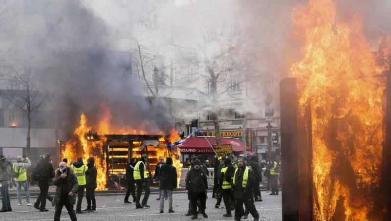 Vor einer Woche waren bei "Gelbwesten"-Demonstrationen rund um den Prachtboulevard Champs-Élysées Läden geplündert, Restaurants demoliert und Autos angezündet worden. Vor einer Woche waren bei "Gelbwesten"-Demonstrationen rund um den Prachtboulevard Champs-Élysées Läden geplündert, Restaurants demoliert und Autos angezündet worden.