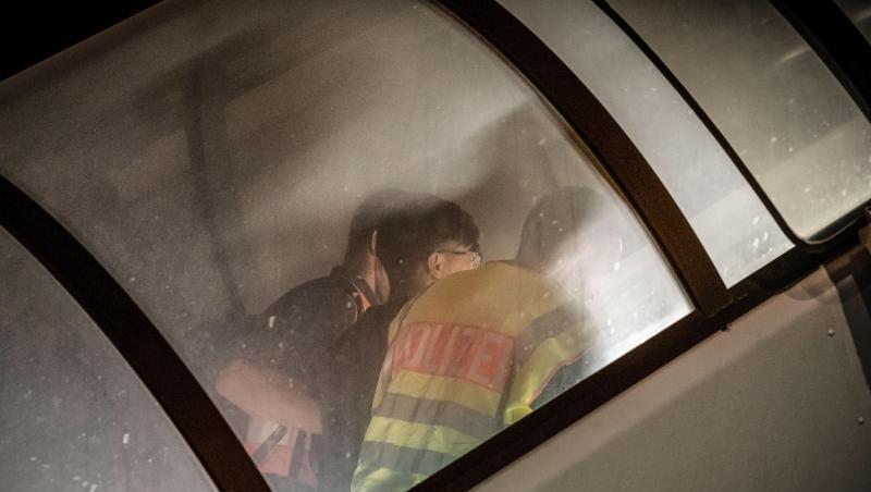Polizeibeamte begleiten im Juli 2019 einen Afghanen auf dem Flughafen Leipzig-Halle in ein Charterflugzeug.