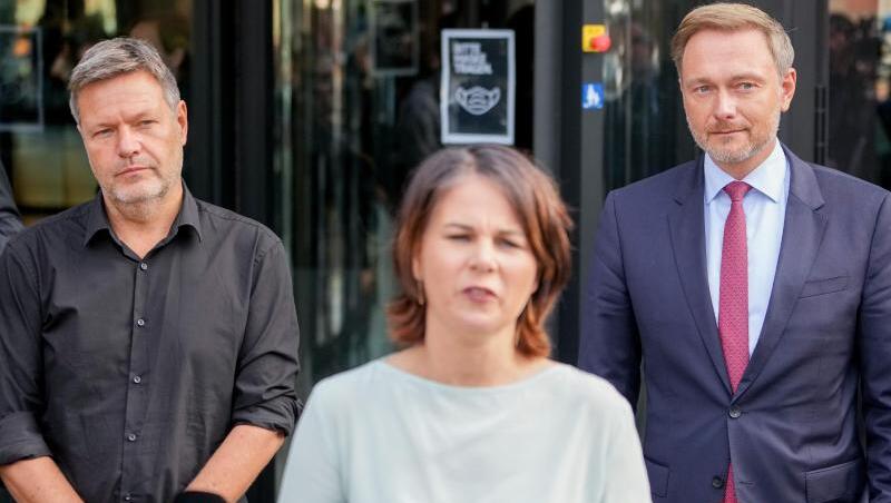 Robert Habeck (l) kritisierte die Andeutungen von Christian Lindner (r) als "nicht hilfreich".
