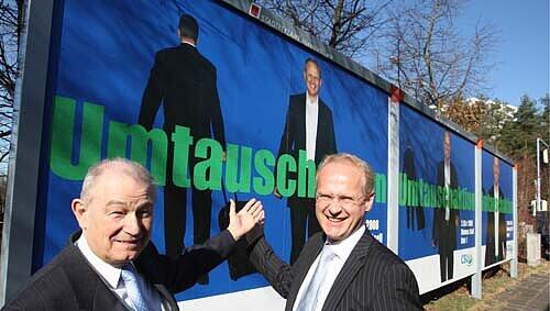 Umtauschaktion: OB Maly nimmt den Koffer und Klemens Gsell kommt. Günther Beckstein und OB-Kandidat Gsell (rechts) präsentieren das Endspurt-Plakat der Nürnberger CSU. Umtauschaktion: OB Maly nimmt den Koffer und Klemens Gsell kommt. Günther Beckstein und OB-Kandidat Gsell (rechts) präsentieren das Endspurt-Plakat der Nürnberger CSU.