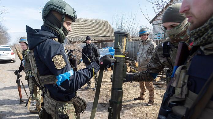 Ukrainische Soldaten in Rudnyzke begutachten eine Panzerfaust. Das Pentagon will die Ukraine mit weiteren Waffen im Wert von 300 Millionen Dollar ausstatten.