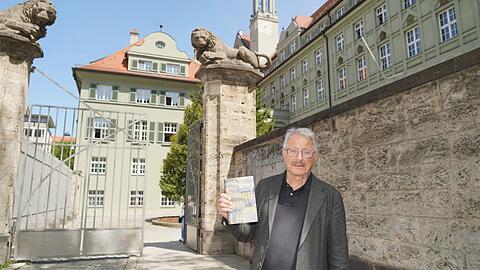 Marian Offman vor dem Polizeipräsidium in der Ettstraße: Sein Roman "Mandelbaum" handelt von einem jüdischen Stadtrat, der dort hinter Gittern sitzt.