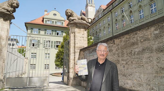 Marian Offman vor dem Polizeipräsidium in der Ettstraße: Sein Roman "Mandelbaum" handelt von einem jüdischen Stadtrat, der dort hinter Gittern sitzt.