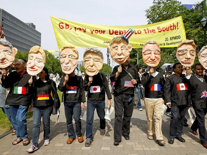 Gegner des G8-Gipfels demonstrieren in Hokkaido, Japan. Der Kanzlerin ist bewusst, dass das Treffen der Industrienationen eine Art Bewährungsprobe ist.