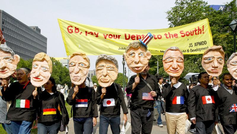 Gegner des G8-Gipfels demonstrieren in Hokkaido, Japan. Der Kanzlerin ist bewusst, dass das Treffen der Industrienationen eine Art Bewährungsprobe ist. Gegner des G8-Gipfels demonstrieren in Hokkaido, Japan. Der Kanzlerin ist bewusst, dass das Treffen der Industrienationen eine Art Bewährungsprobe ist.