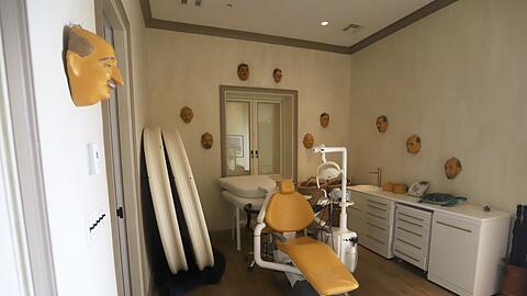 Ein Zahnarztstuhl in der Epstein-Villa.