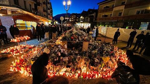 Kerzen, Blumen und Botschaften erinnern an die get&ouml;teten jungen Menschen.