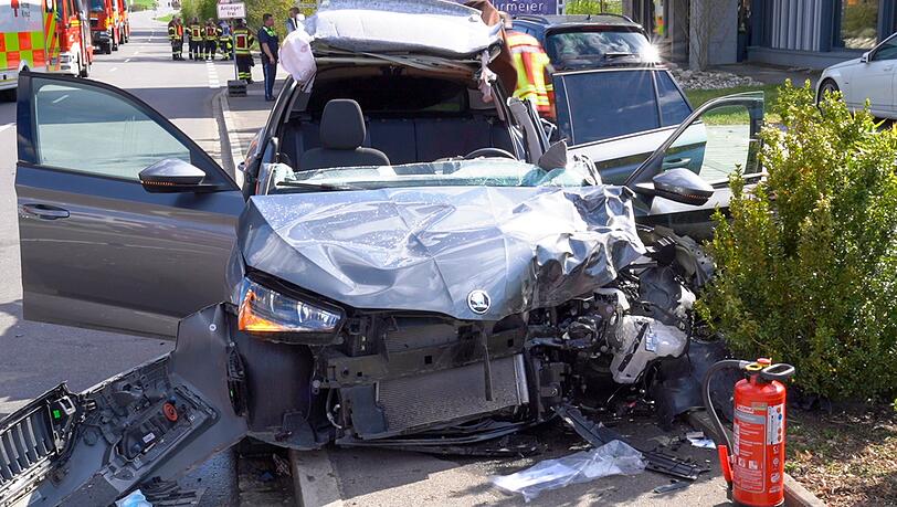 Lange Zeit reanimieren Rettungskr&auml;fte eine Zweij&auml;hrige, dann kommt sie mit lebensgef&auml;hrlichen Verletzungen ins Krankenhaus.
