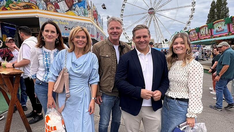 Julia Klöckner mit Jörg Pilawa und Teammitgliedern beim Rundgang auf dem Jahrmarkt in Bad Kreuznach. Julia Klöckner mit Jörg Pilawa und Teammitgliedern beim Rundgang auf dem Jahrmarkt in Bad Kreuznach.