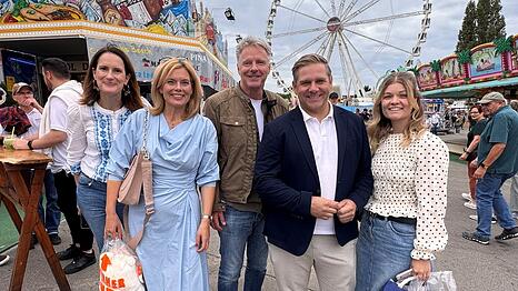 Julia Kl&ouml;ckner mit J&ouml;rg Pilawa und Teammitgliedern beim Rundgang auf dem Jahrmarkt in Bad Kreuznach.