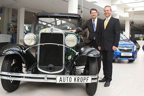 Tradition verpflichtet: Kropf-Geschäftsführer Andreas Mutschler (re.) und AVAG-Boss Volker Borkowski vor einem Chevrolet-Oldtimer.