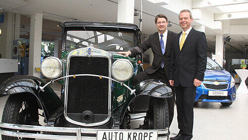 Tradition verpflichtet: Kropf-Geschäftsführer Andreas Mutschler (re.) und AVAG-Boss Volker Borkowski vor einem Chevrolet-Oldtimer. Tradition verpflichtet: Kropf-Geschäftsführer Andreas Mutschler (re.) und AVAG-Boss Volker Borkowski vor einem Chevrolet-Oldtimer.