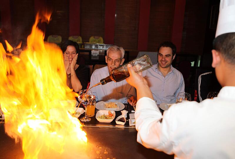 Show-Cooking: Die Löwen essen beim Japaner im Mannschaftshotel mit Fans zu Mittag.