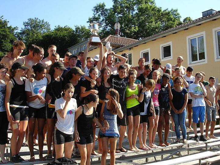 So sehen Sieger aus: Das junge Team der Rudergesellschaft München gewann bei den bayerischen Meisterschaften den "Bayerischen Löwen" - als beste Vereinsmanscgaft Bayerns und als bestes Jugendteam.