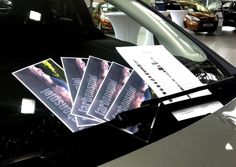 Flyer unter dem Scheibenwischer: Im Ford Automobilforum AHG ist bis 31. Juli eine Fotoausstellung zu sehen.