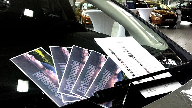 Flyer unter dem Scheibenwischer: Im Ford Automobilforum AHG ist bis 31. Juli eine Fotoausstellung zu sehen. Flyer unter dem Scheibenwischer: Im Ford Automobilforum AHG ist bis 31. Juli eine Fotoausstellung zu sehen.