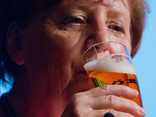 Bundeskanzlerin Angela Merkel trinkt in Stralsund auf dem Neujahrsempfang ihres Wahlkreises Bier. Zur 500-Jahr-Feier des Reinheitsgebotes kommt die Kanzlerin am Freitag nach Ingolstadt. (Archiv-Bild)