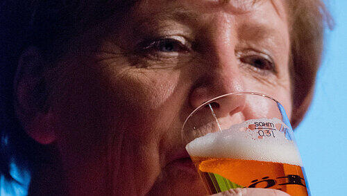 Bundeskanzlerin Angela Merkel trinkt in Stralsund auf dem Neujahrsempfang ihres Wahlkreises Bier. Zur 500-Jahr-Feier des Reinheitsgebotes kommt die Kanzlerin am Freitag nach Ingolstadt. (Archiv-Bild) Bundeskanzlerin Angela Merkel trinkt in Stralsund auf dem Neujahrsempfang ihres Wahlkreises Bier. Zur 500-Jahr-Feier des Reinheitsgebotes kommt die Kanzlerin am Freitag nach Ingolstadt. (Archiv-Bild)