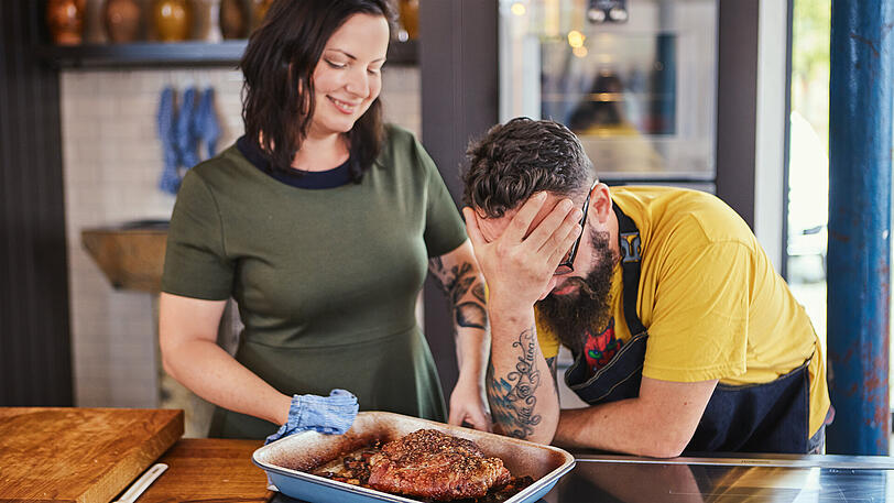 Liebe geht durch den Magen: Profi-Koch Michael Riedl und seine Partnerin, Online-Marketing-Beraterin Annette Sandner, haben 50 Rezepte kreiert und für Frau und Mann genaue Anleitungen erstellt.