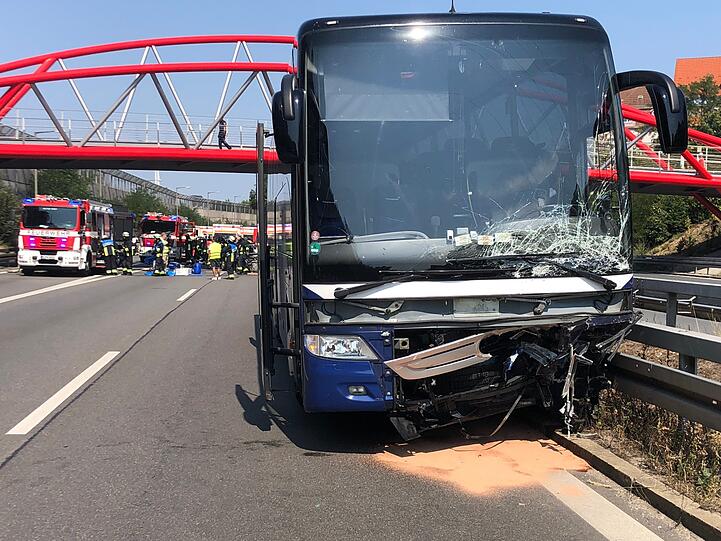 Der Pkw wurde komplett zerstört, sowohl die Fahrerin als auch der Fahrer erlitten schwere Verletzungen. Auch viele Insassen im Bus wurden verletzt. Die Bilder vom Unfallort auf der A73 bei Nürnberg.