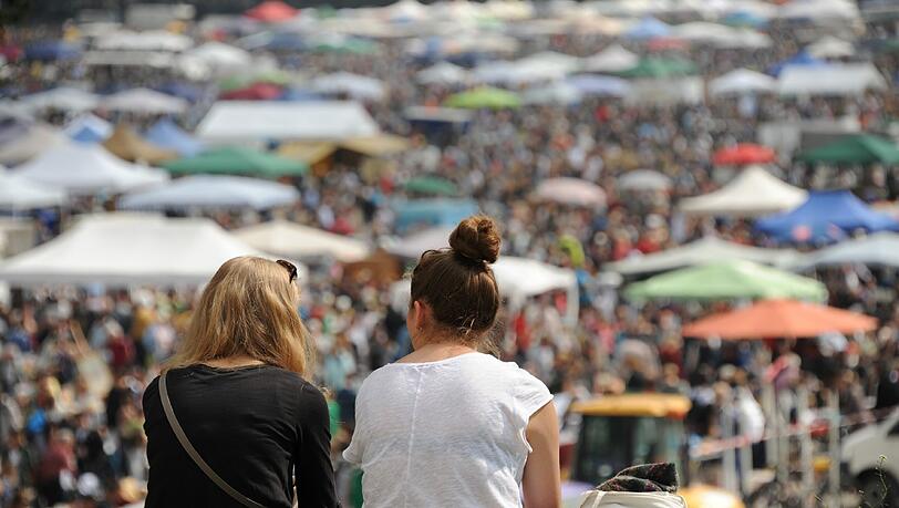Bayerns größter Flohmarkt. Am Samstag waren wieder über 20000 Schnäppchenjäger da! Wir zeigen die besten und kuriosesten Bilder! Bayerns größter Flohmarkt. Am Samstag waren wieder über 20000 Schnäppchenjäger da! Wir zeigen die besten und kuriosesten Bilder!