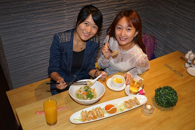V. li. Yu Sun und Detian Yin in Restaurant Gyoza Bar in Augustenstraße bei Watan Suppe und Gyoza mit Erdnußsauce und Sweet-Chili-Sauce