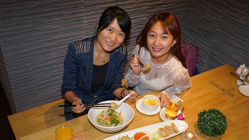V. li. Yu Sun und Detian Yin in Restaurant Gyoza Bar in Augustenstraße bei Watan Suppe und Gyoza mit Erdnußsauce und Sweet-Chili-Sauce V. li. Yu Sun und Detian Yin in Restaurant Gyoza Bar in Augustenstraße bei Watan Suppe und Gyoza mit Erdnußsauce und Sweet-Chili-Sauce