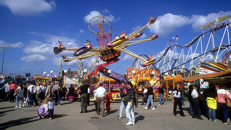 1989: Die Nachwehen der Neuen Deutschen Welle -  hier "Geier's Sturzflug" seine Runden. Nicht richtig wild, aber auch nicht ganz harmlos. Rechts daneben: Eine Achterbahn, die hält, was sie verspricht - auch in der Namensgebung: "Die Achterbahn", die später zur "Alpina-Bahn" wurde.