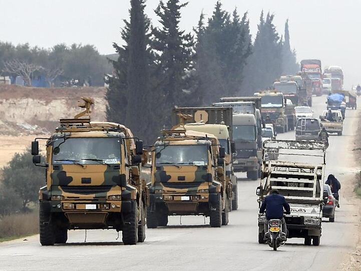 Ein türkischer Militär-Konvoi bewegt sich durch die syrische Provinz Idlib, die als letzte Rebellenhochburg gilt.