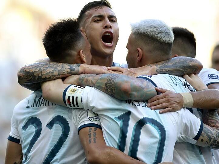 Der Argentinier Lautaro Martinez (l) feiert mit seinen Teamkollegen das erste Tor gegen Venezuela.
