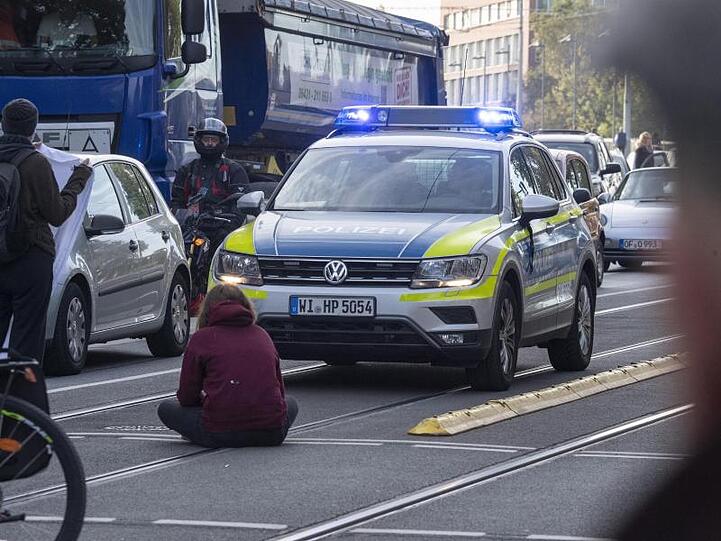 Eine Demonstrantin blockiert den Verkehr auf dem Baseler Platz in Frankfurt am Main.