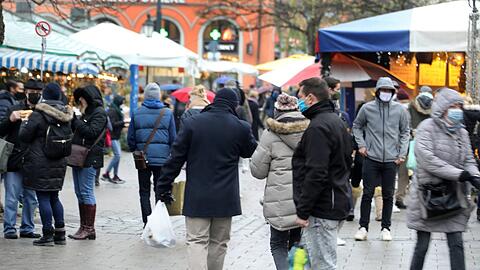 Tags ist das Beleuchtungskonzept am Viktualienmarkt egal. Abends und nachts nicht.
